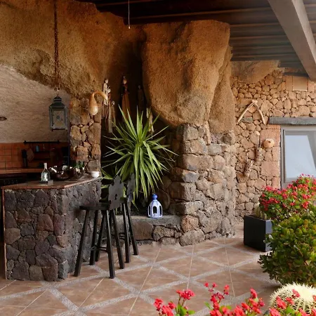 فيلة Castillo Lanzarote Sophie - Luxury -sleep In A Volcanic Cave With Heated Pool