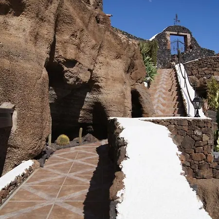 فيلة Castillo Lanzarote Sophie - Luxury -sleep In A Volcanic Cave With Heated Pool تياس