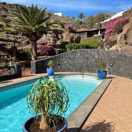 فيلة Castillo Lanzarote Sophie - Luxury -sleep In A Volcanic Cave With Heated Pool تياس