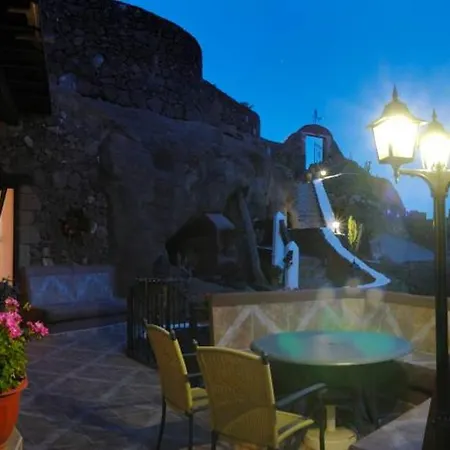 Castillo Lanzarote Sophie - Luxury -sleep In A Volcanic Cave With Heated Pool تياس
