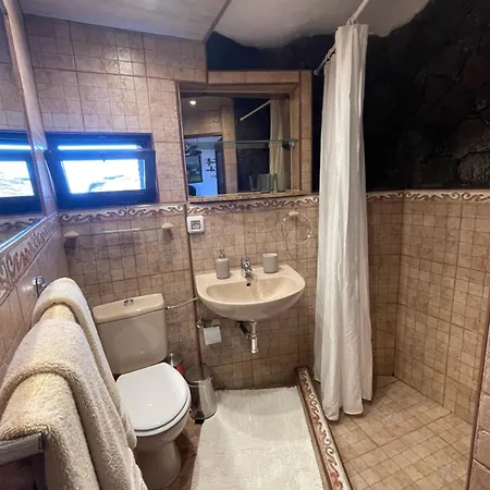 Castillo Lanzarote Sophie - Luxury -sleep In A Volcanic Cave With Heated Pool تياس