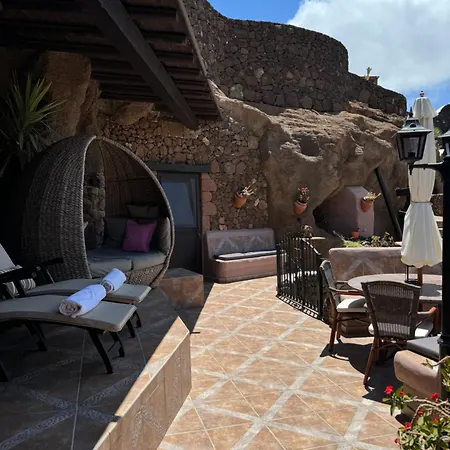 Castillo Lanzarote Sophie - Luxury -sleep In A Volcanic Cave With Heated Pool * تياس
